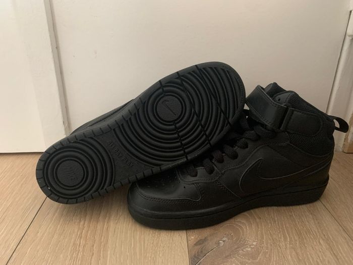 Basket nike court borougt mid 2 montante noir 
Neuve jamais portée 
Taille 37,5