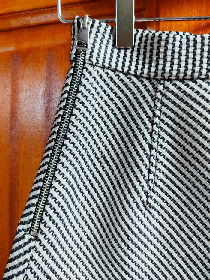 Jupe trapèze Zara XS striée blanche et noire Très Bon Etat - photo numéro 2