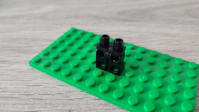 Hanches et jambes avec circuit Space UFO Gold 970c00pb0021 pièce détachée Lego #C06 - photo numéro 2