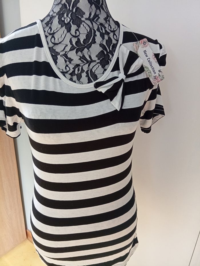 Joli tee-shirt avec p'tite dentelle à l' arrière