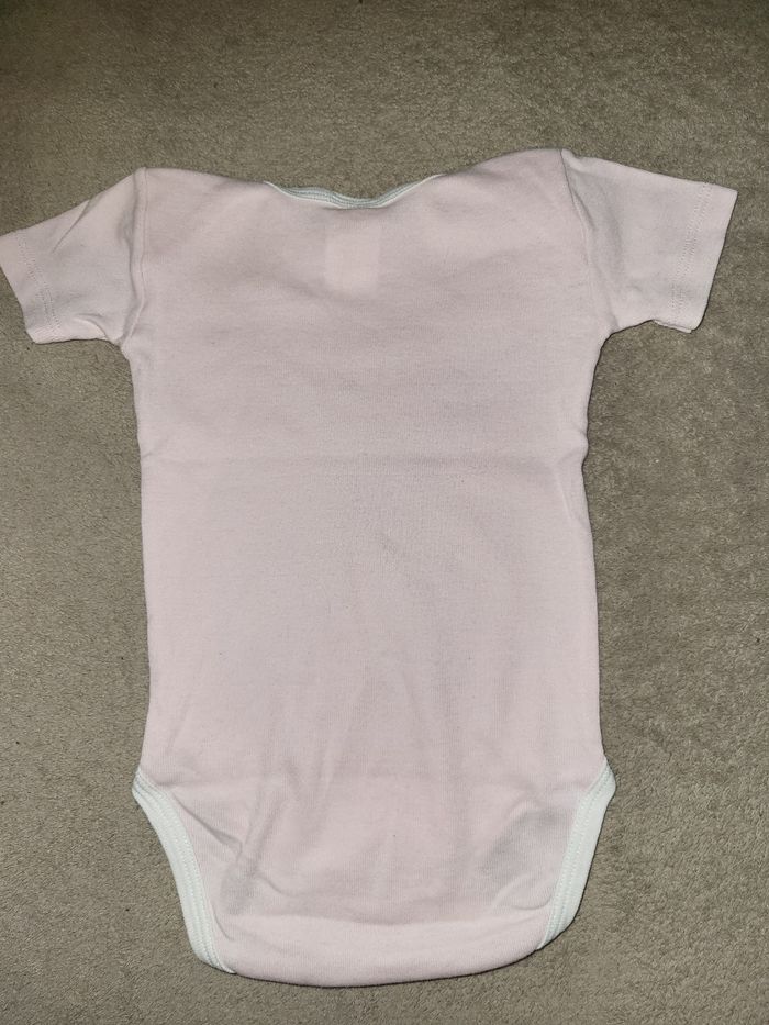 Lot Bodys 6-9 mois - photo numéro 7