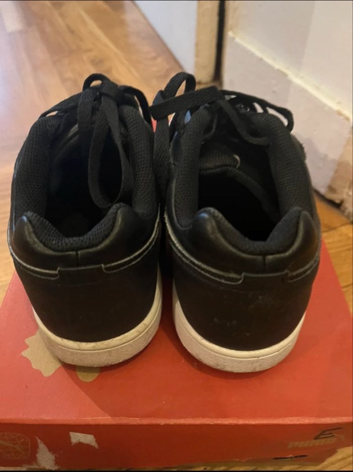 Basket Nike cuir taille 40,5  Très bon état