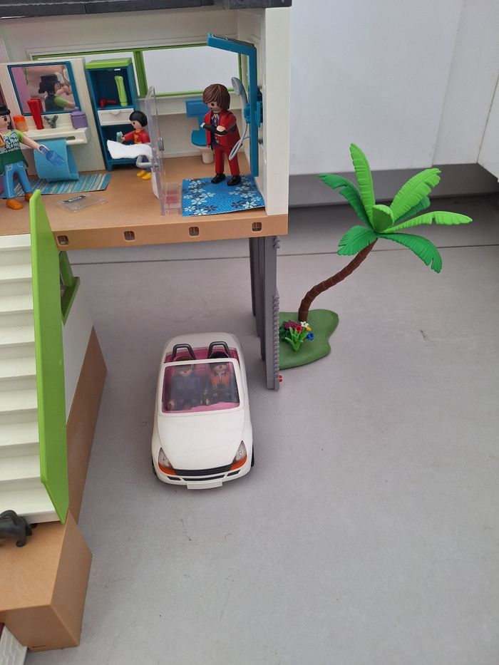 Maison moderne playmobil + extension, piscine, studio invités, voiture et nombreux accessoires et personnages - photo numéro 9