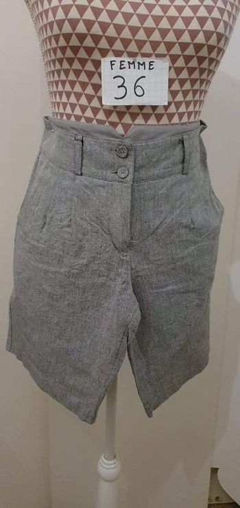 Short,gris,lin et coton,en très bon état, taille standard, longueur 45cm,marque Nafnaf=8€
