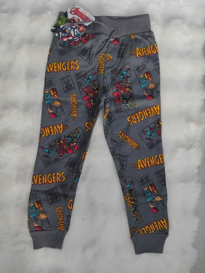 Pantalon jogging Avengers gris neuf ,4 ans