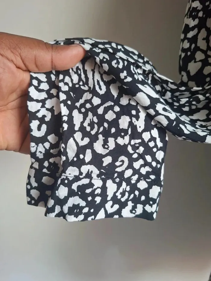 Robe porte-feuille imprimée noir et blanc - chic et fluide, Goa, neuve, taille 2 ( taille S) - photo numéro 4