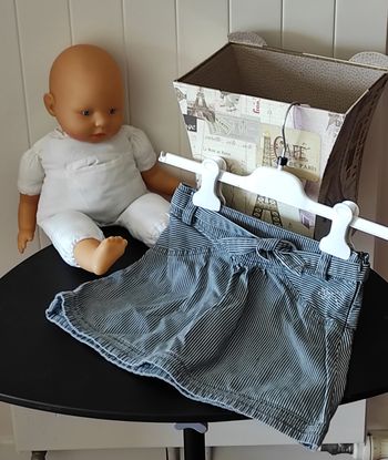 Jupe courte fille 5 ans – Rayée – Très bon état