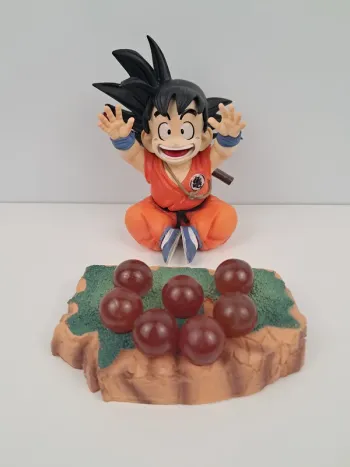 Figurine Son Goku Enfant avec les 7 boules de crystal - Dragon Ball
