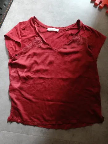 Tee shirt rouge effet soie avec dentelles Promod M