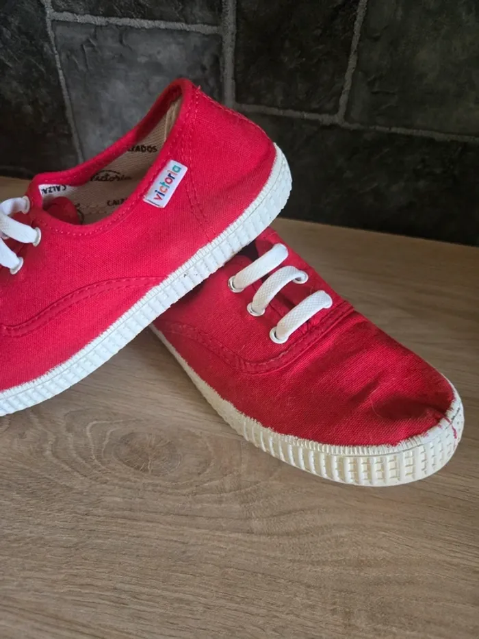 Chaussures Victoria Inglesa rouge pointure 32 comme neuves - photo numéro 3
