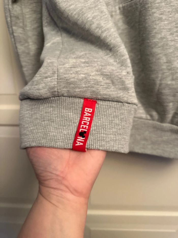 Pull à capuche Mickey Barcelona - photo numéro 3