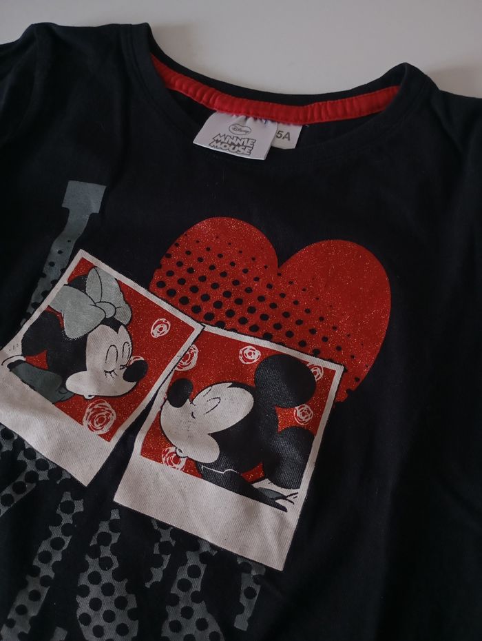 Tee-shirt manches courtes. 5 ans. Coton noir ,rouge ,blanc et gris . Paillettes rouges. Disney Mickey et Minnie. Parfait état - photo numéro 7