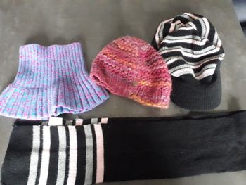 Lot bonnets écharpe cache cou