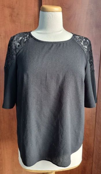 T-shirt noir avec dentelle taille 40