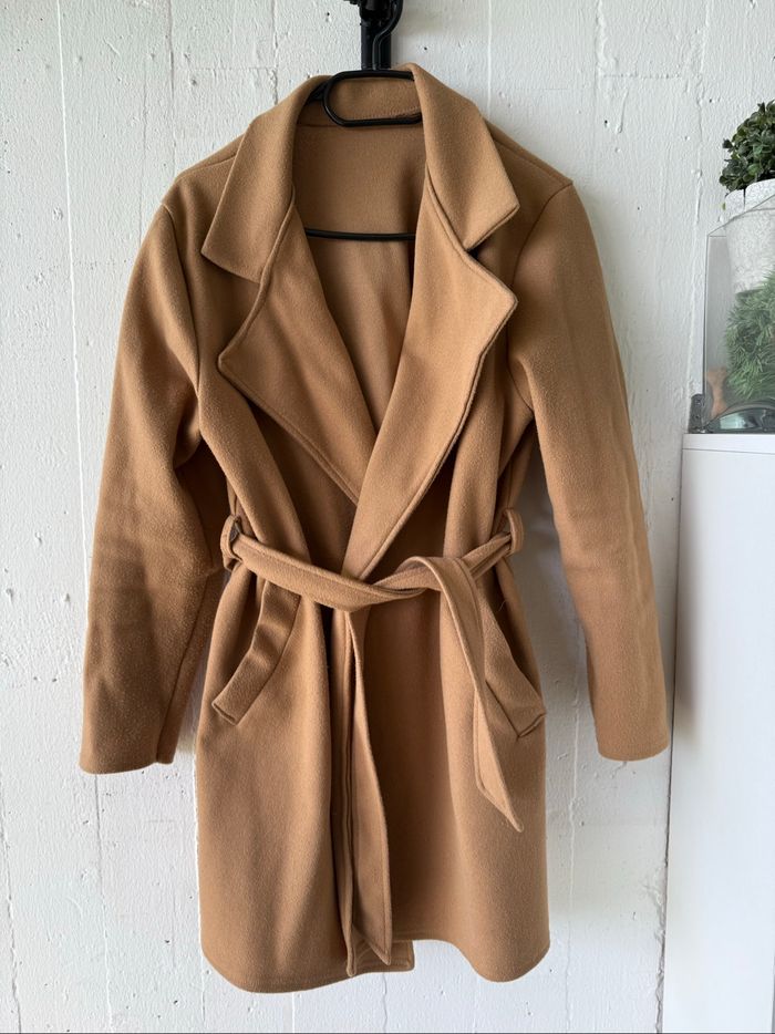 Elégante veste de style peignoir en camel, ceinturée à la taille. - photo numéro 6