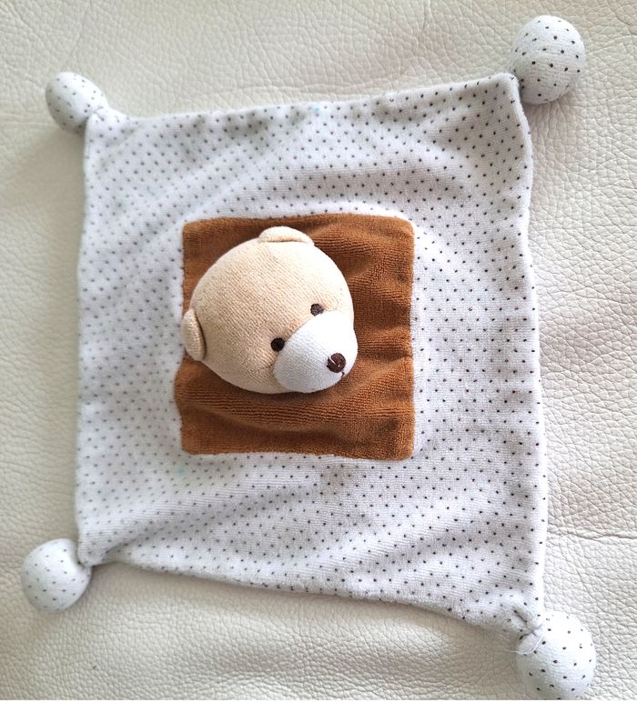 DOUDOU CARRE PLAT OURS OSCAR - J-LINE