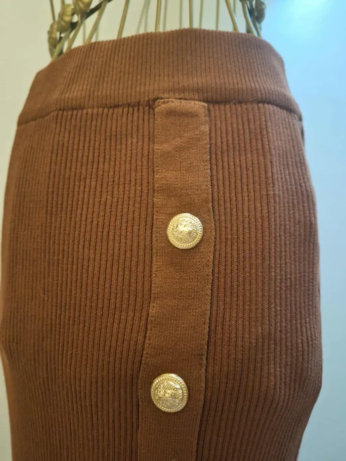 Jupe longue en mailles et bouton officiers - photo numéro 3