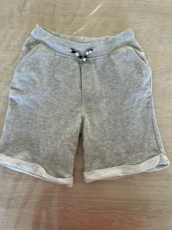 Short garçon gris clair