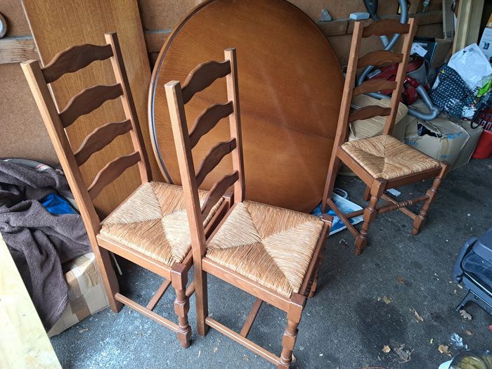 Table avec 3 chaises.