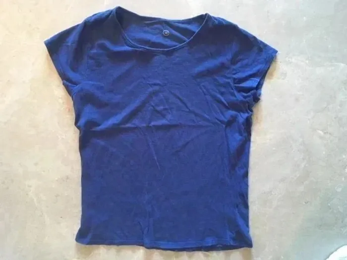 👕 T-shirt femme bleu marine – Taille M – Très bon état - photo numéro 2
