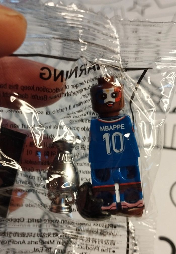 Petit personnage type Lego football neuf Kylian m'bappé équipe de France maillot euro 2024 - photo numéro 2