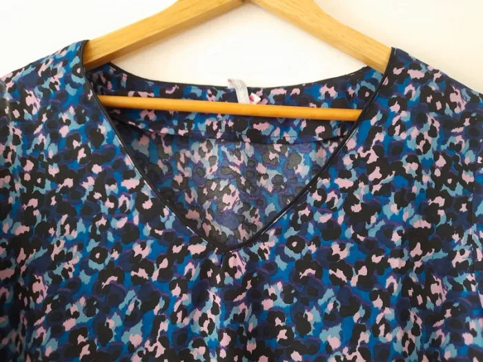 Robe forme évasée et joli décolleté neuve - photo numéro 2