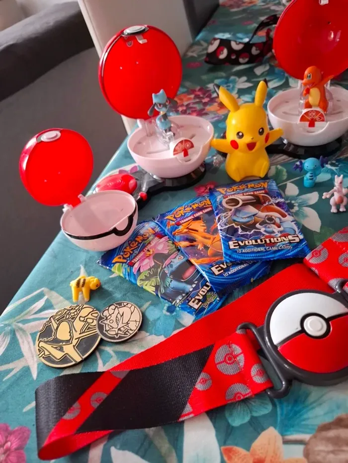 Magnifique lot de pokeball toupie avec figurine ceinture cartes pokemon neuve non officiel - photo numéro 6