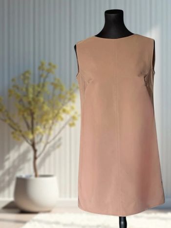 Robe beige satinée – dos en V – Rinascimento – Taille XL