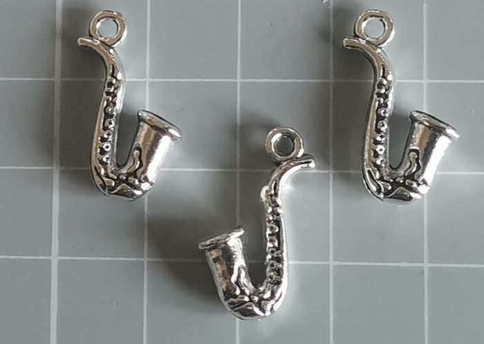 3 x pendentifs "saxophone" en métal argenté vieilli - photo numéro 2
