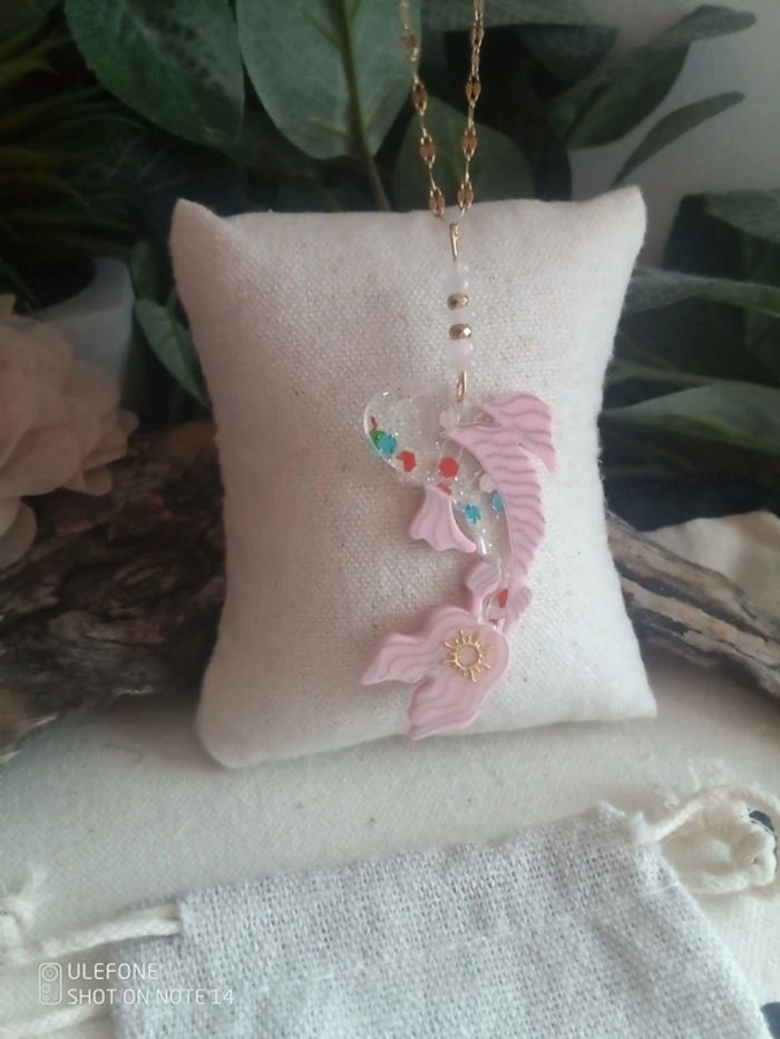 Collier carpe koï avec pierres de quartz rose et sélénite naturelles