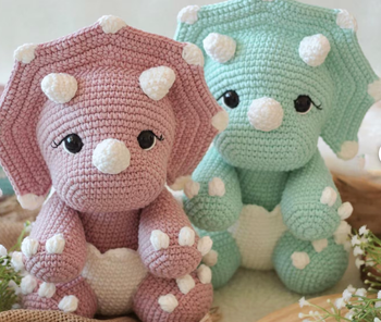 🦖🧶 Tricératops au Crochet – Fait Main & Personnalisable ✨