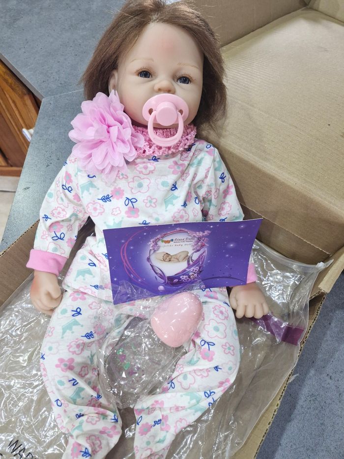 Bébé Reborn neuf toujours dans son emballage d'origine.  Superbe