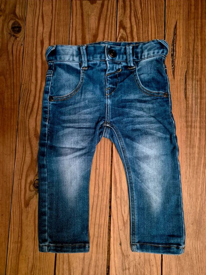 Superbe jean délavé en taille 9-12 mois
