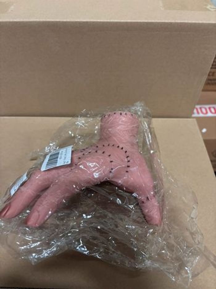 Main de la série Wednesday – La Chose 👍🏼 - photo numéro 2