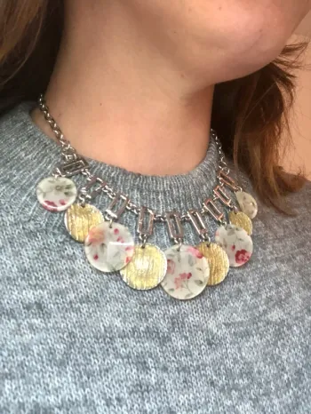 Collier argenté original avec pampilles fleuries