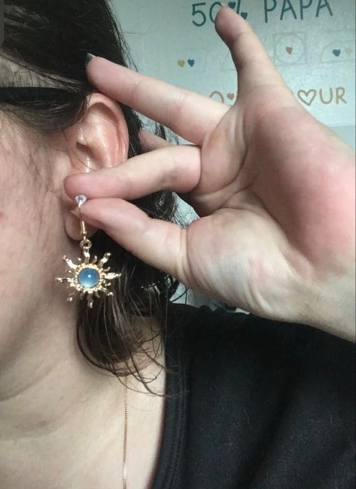Boucles d’oreilles pendantes NEUVES femme en forme de soleil ☀️ couleurs bleu clair et doré - photo numéro 5