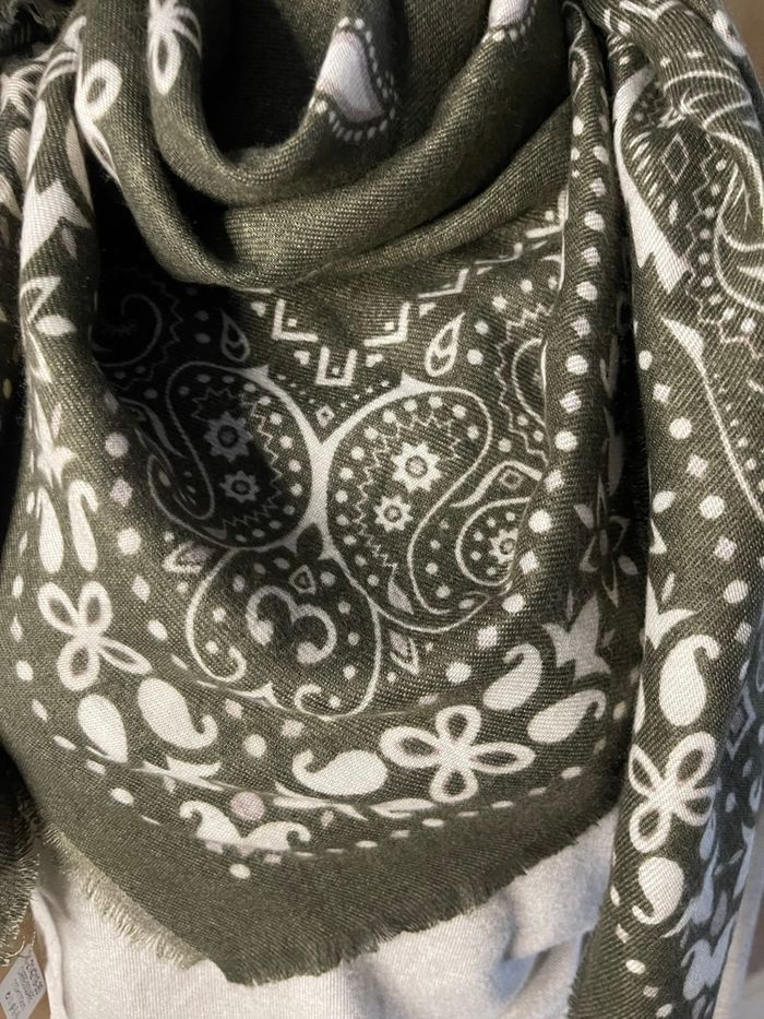 Foulard carré kaki  « bandana » neuf - photo numéro 2