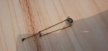 Bracelet doré et perle bleu