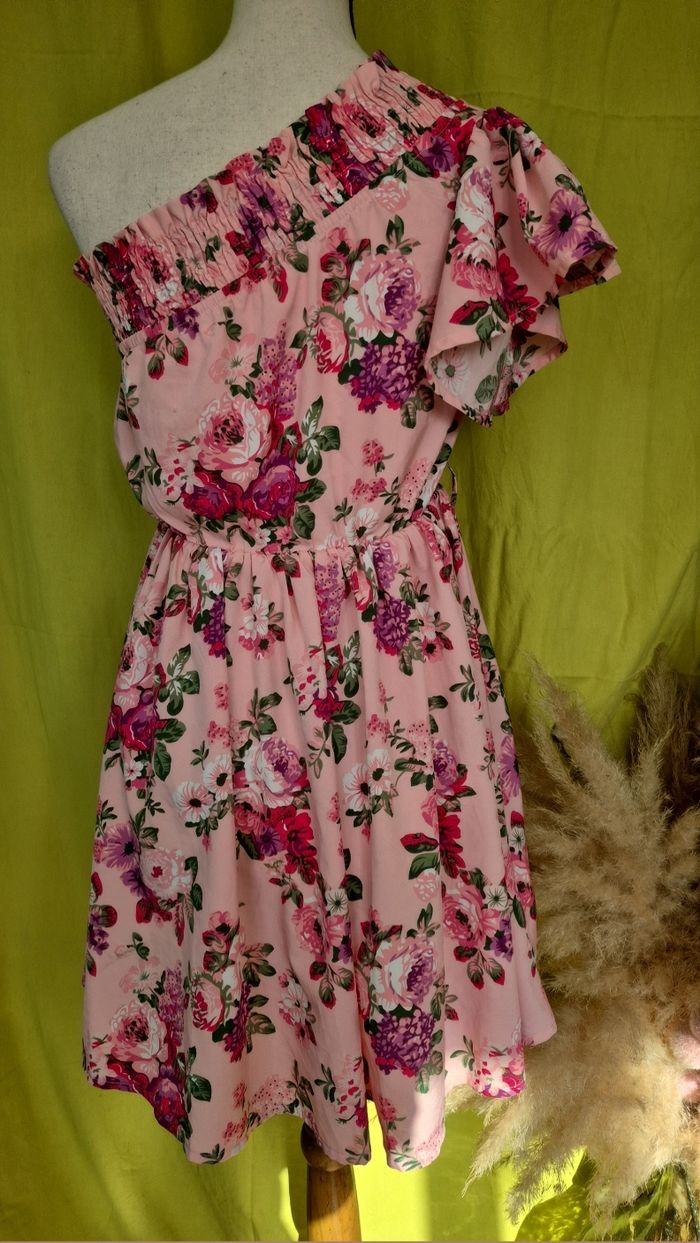 Robe fleurie asymétrique rose - Épaule dénudée - photo numéro 3