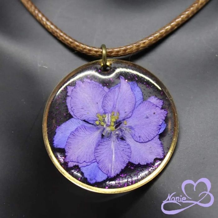 Pendentif en résine transparent avec une fleur séchée violette !! - photo numéro 2