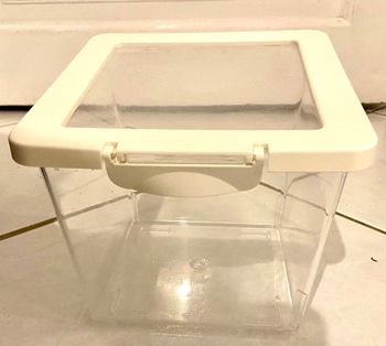 Boîte de rangement blanche et transparente