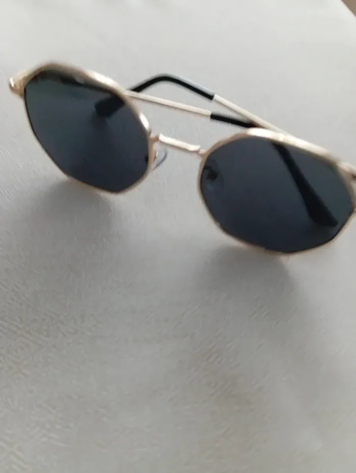 Paire de lunettes de soleil neuve - photo numéro 7