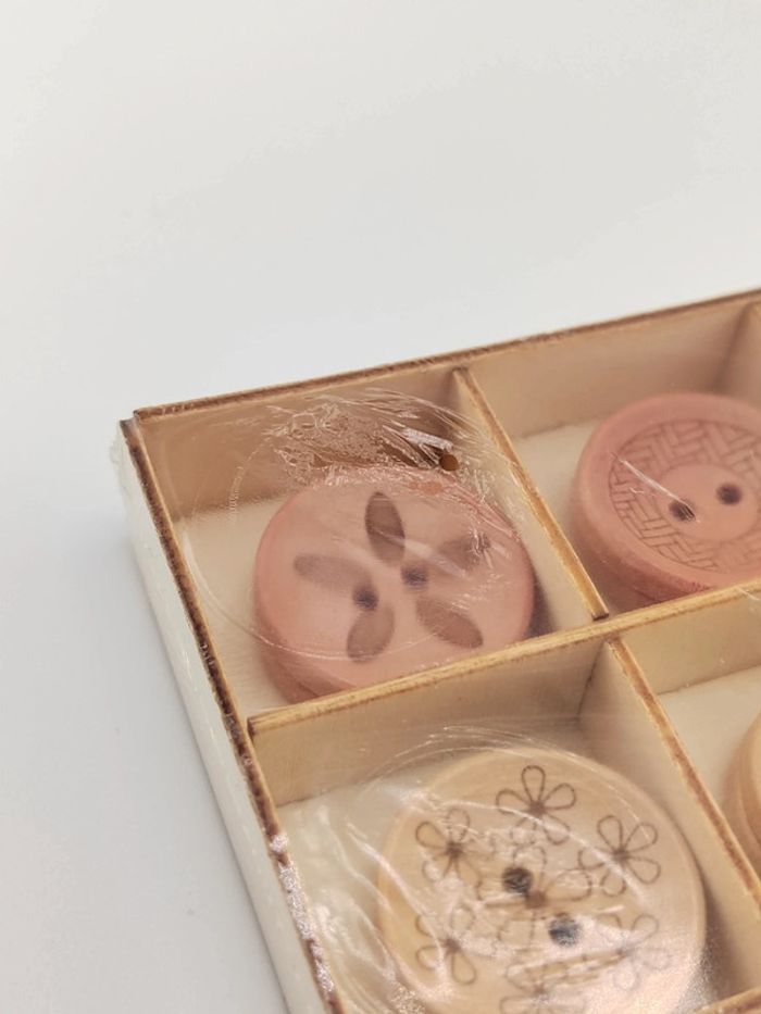 Boîte de 18 boutons fantaisies - photo numéro 4