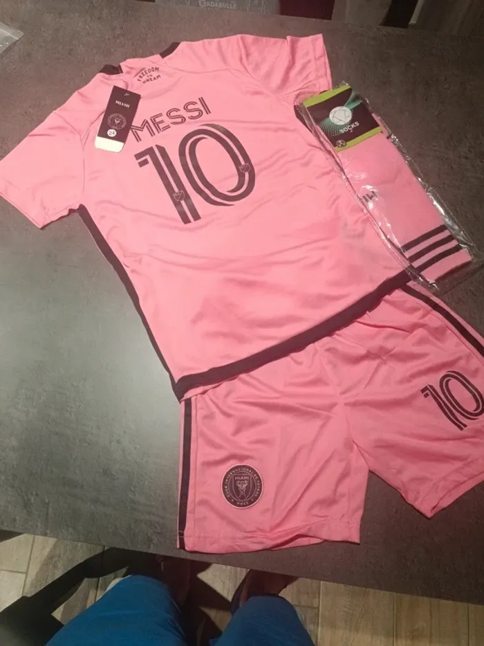 Tenue foot Léo Messi Inter Miami rose. T.24