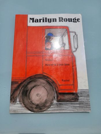 Livre souple Marilyn Rouge  🛻 École des loisirs