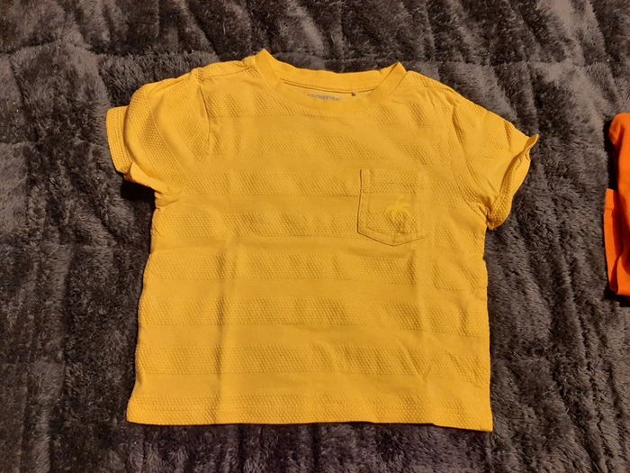 T-shirt jaune