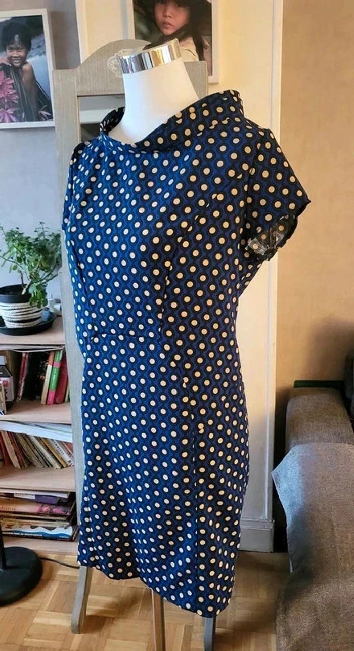 Magnifique robe droite style rétro années 70 - photo numéro 2