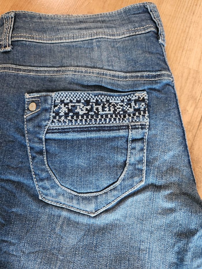 Jean broderies poches Camaïeu t.38 - photo numéro 2