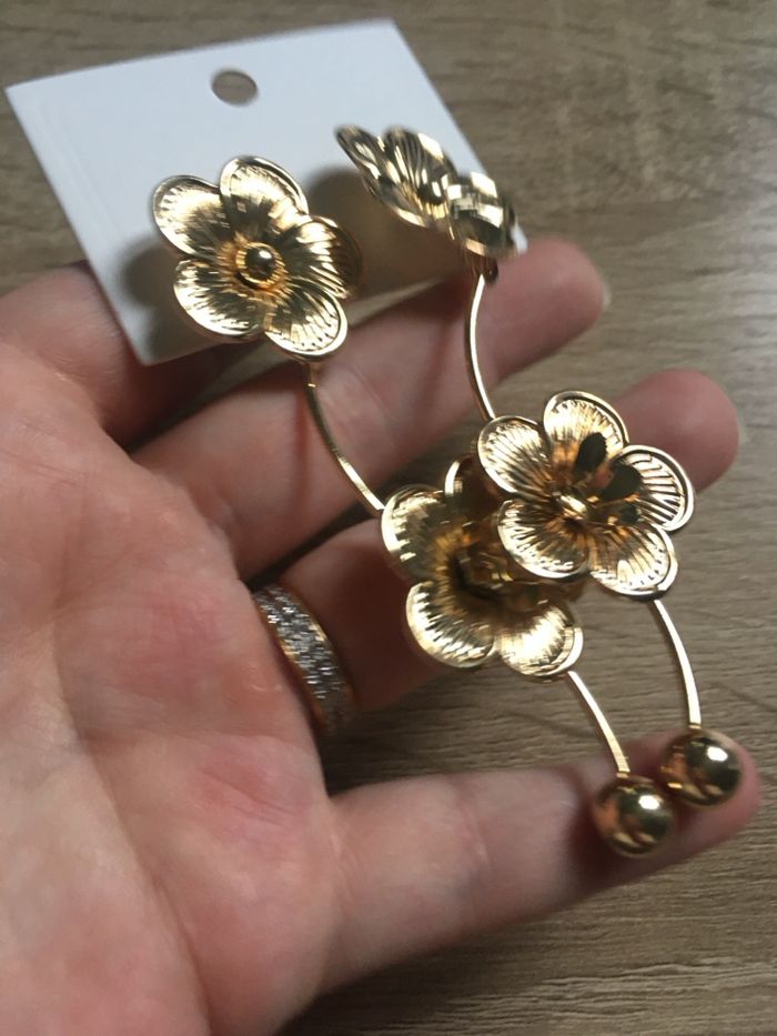 Boucles d’oreilles NEUVES pour femme forme de fleurs 🌼 couleur doré - photo numéro 3