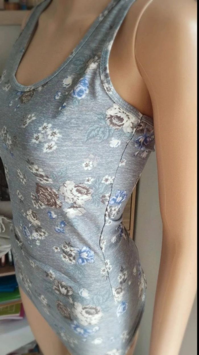 Débardeur taille s Ardene gris avec fleurs femme - photo numéro 4